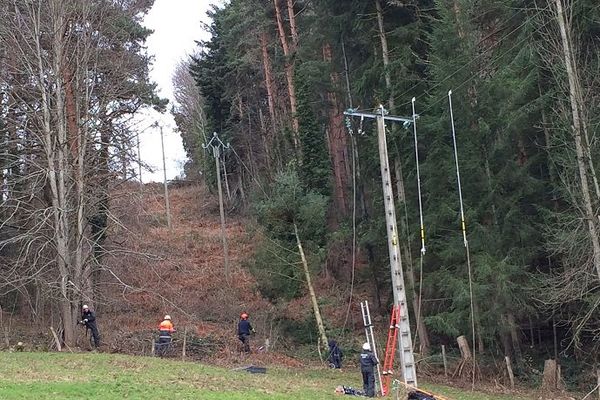 Le 5 février, au lendemain de la tempête Leiv, les agents d'Enedis s'activent pour rétablir l'électricité à Ceilloux dans les monts du Livradois (Puy-de-Dôme)