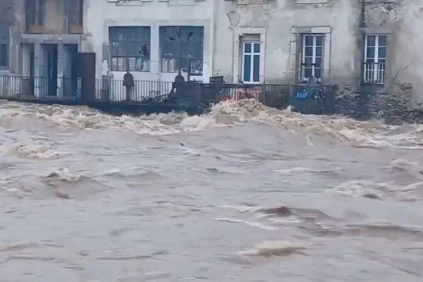 À Saint-Girons en Ariège, le Salat atteint son plus haut niveau depuis la crue du printemps 1977.