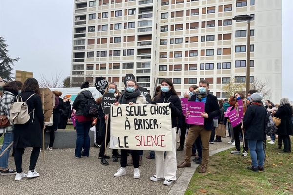 Le cortège essentiellement composé de manifestantes s'est réuni dans le quartier des Couronneries à Poitiers. 