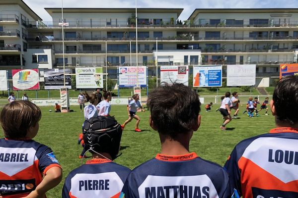 Match des mamans contre les enfants de l'école de rugby