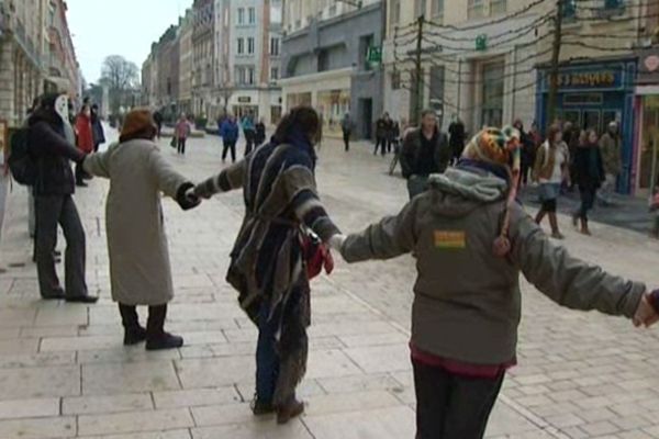 Une chaîne humaine à Amiens contre le tout nucléaire