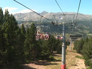 A l'été 2024, des touristes se réfugient dans la fraicheur des montagnes des Pyrénées-Orientales.