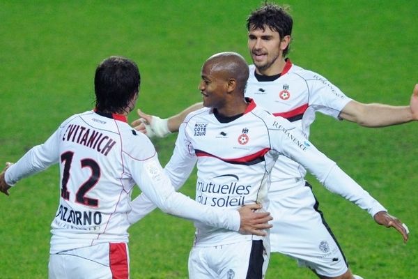 Le joueur de l'OGC Nice, Cvitanich (à gauche) félicité par ses coéquipiers M.Traoré et Pejcinovic, après son penalty marqué face à Sochaux samedi soir.