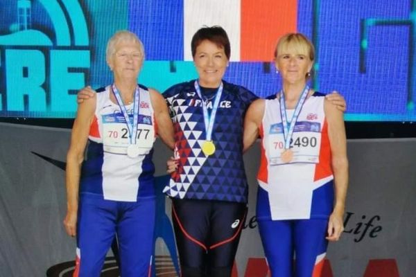 Le podium complet sur le 80 m haies, championnat du monde à Tampere en Finlande.