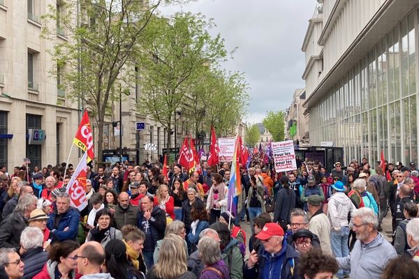 Les syndicats revendiquent  13 000 manifestants dans les rues de Poitiers (Vienne) en ce 1er mai.