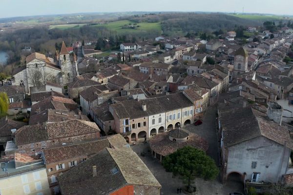 Auvillar domine la Garonne qui a fait sa fortune au XIXème siècle mais le village a des racines beaucoup plus anciennes.