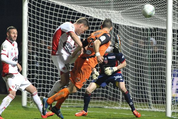 Le belle occasion manquée de Robic, match Laval Nîmes du 13 mars 2015 en 28ème journée de Ligue 2