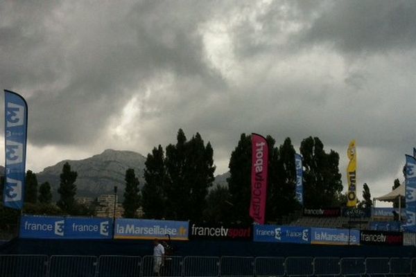 Lundi 7 juillet, l'orage menaçait la deuxième journée du Mondial à Pétanque.