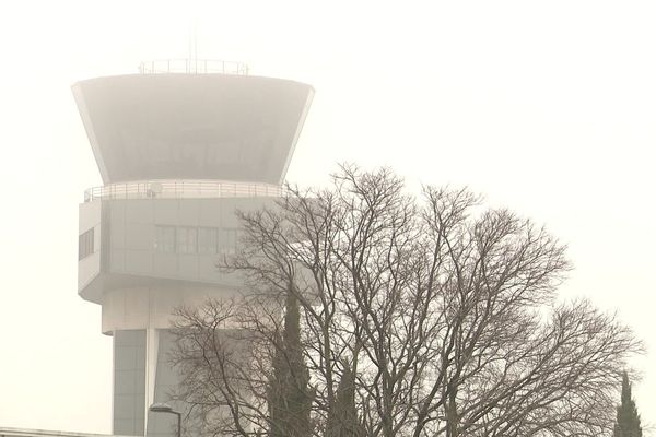 La tour de contrôle de l'aéroport de Montpellier dans le brouillard le 27 janvier 2020 