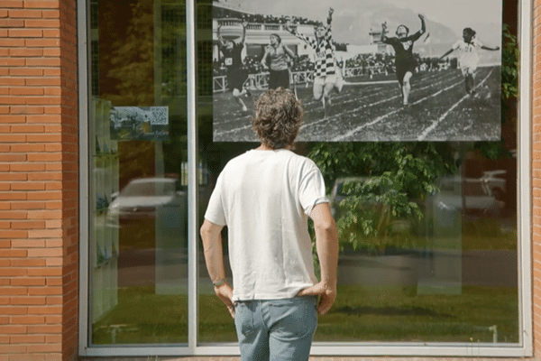 Christophe Meunier devant une exposition photo de l'INSEP