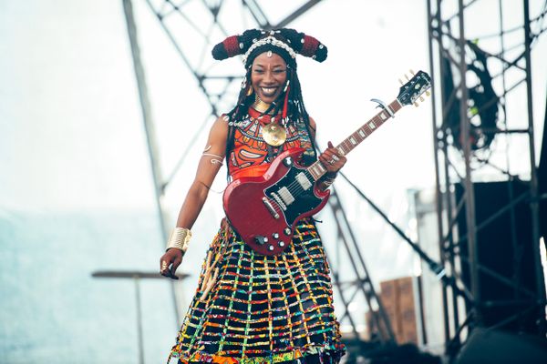 La diva malienne Fatoumata Diawara a mis le feu sur la scène de la Plage des Eurockéennes de Belfort 2023.