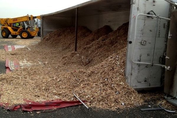 Le camion rempli de copeaux de bois s'est renversé au niveau de Fampoux, sur l'A1, peu avant le péage de Fresnes-Les-Montauban.