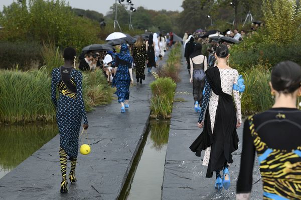 Des invités étaient assis sur des tuyaux mouillés par la pluie au milieu des buissons.