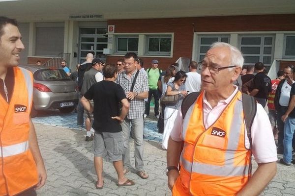 Rassemblement des cheminots devant le siège de l'établissement traction Midi-Pyrénées de la SNCF