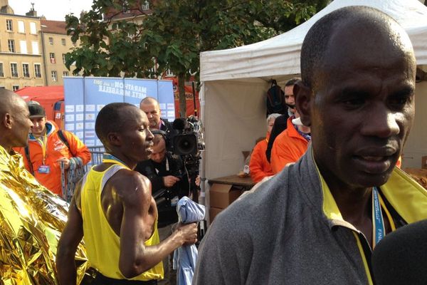 Le Kenyan Mark Tanui (à droite) devant ses compatriotes Ezekiel Koech et Isaac Birir.