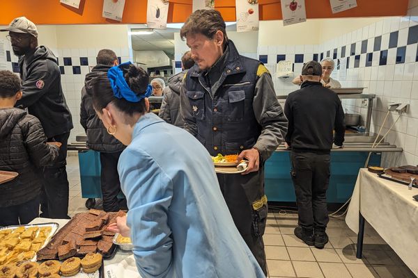 Une étudiante de l'école de la deuxième chance fait le service des desserts pour le banquet antigaspillage.