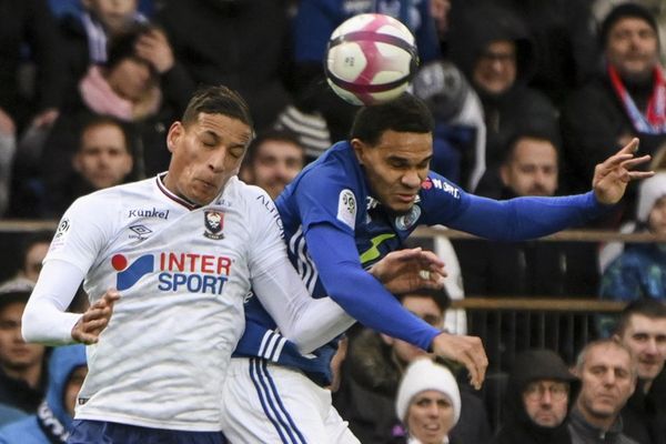 Duel aérien entre le Caennais Yacine Bammou et le Strasbourgeois Kenny Lala