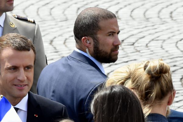 Le Président de la République et son garde du corps, Alexandre Benalla, le 14 juillet 2017 sur les Champs-Elysées.