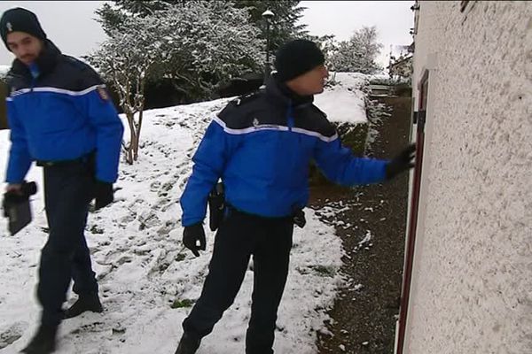 Une patrouille de la Gendarmerie nationale surveille une maison, dans le cadre de l'opération Tranquillité Vacances