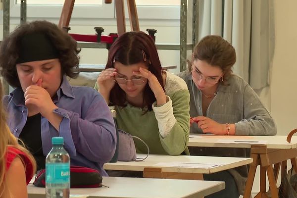 Au lycée Livet de Nantes les lycéens planchent sur l'épreuve de philo. Ils ont 4 heures et 3 sujets au choix.