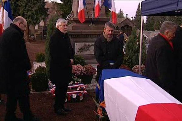 Hommage républicain devant le monument aux morts de Ceyrat pour Olivier Vernadal