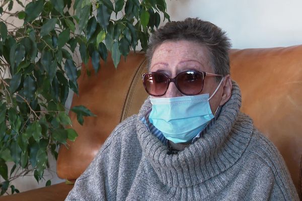 Atteinte d'un cancer, une habitante de Saint-Christol, à une vingtaine de kilomètres au nord-est de Montpellier, dans l'Hérault, réagit aux annonces gouvernementales du 1er février 2024 sur la mise en pause du plan écophyto, dans le cadre des manifestations d'agriculteurs. Déjà en 2019, elle se plaignait de l'usage massif de pesticides sur des vignes à proxymité de sa maison.