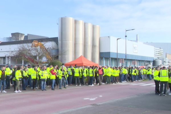Des centaines de salariés en grève, de la coopérative Isigny Sainte-Mère, se sont rassemblés, ce lundi 18 mars 2024, devant le site d'Isigny-sur-Mer (Calvados).