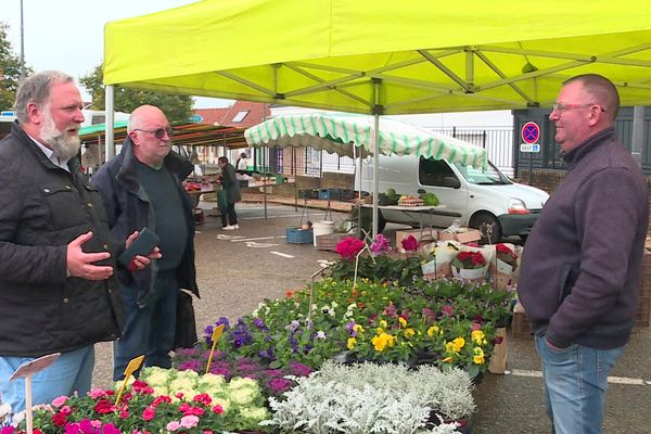 Le maire de la ville de Coulogne a arpenté les allées du marché et a rappelé a ses administrés l'importance de participer au référendum.