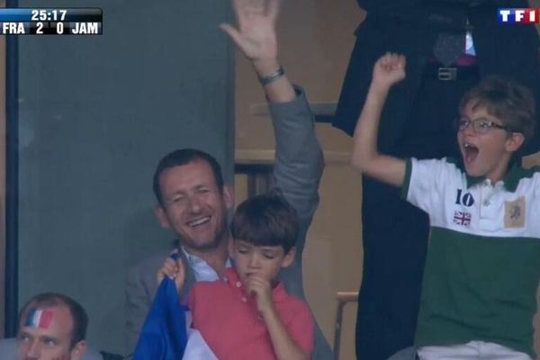 Dany Boon salue le public du Stade Pierre Mauroy. 