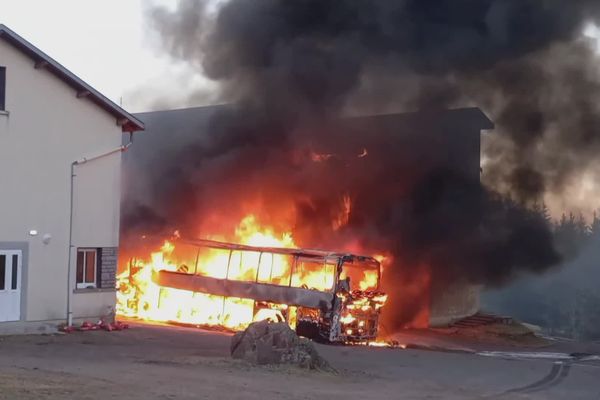 Le car a pris feu alors qu'il venait de déposer les enfants devant le centre d'hébergement à  à Saint-Maurice-sur-Moselle, dans les Vosges.