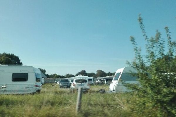 500 caravanes dans le parc du château de Courson... Un village de l'Essonne de 600 habitants.