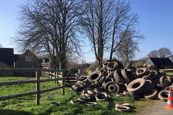 Près de 7 tonnes de pneus interdisaient tout accès et sortie de leur domicile dans la nuit du 16 au 17 mars 2019. Un traumatisme pour le couple.