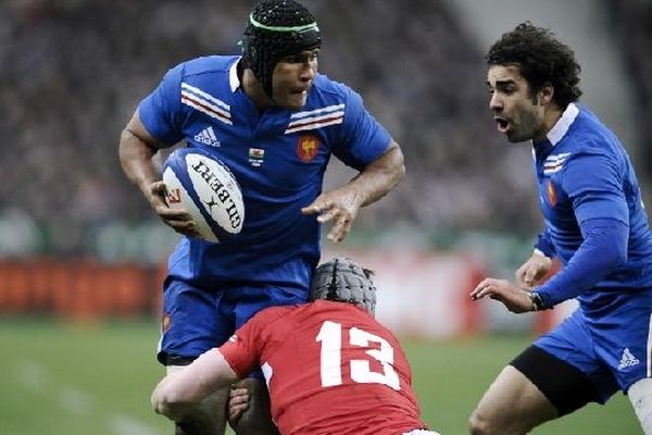 Thierry Dusautoir et Yoann Huget aux prises avec le Gallois Jonathan Davies.