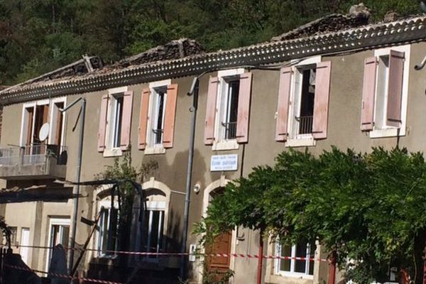 Saint-Michel-de-Dèze (Lozère) - le toit de l'école détruit par les flammes - 21 septembre 2017.