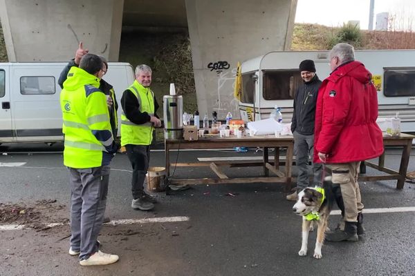 Les agriculteurs se relaient depuis ce mardi pour poursuivre le blocage de l'A20.