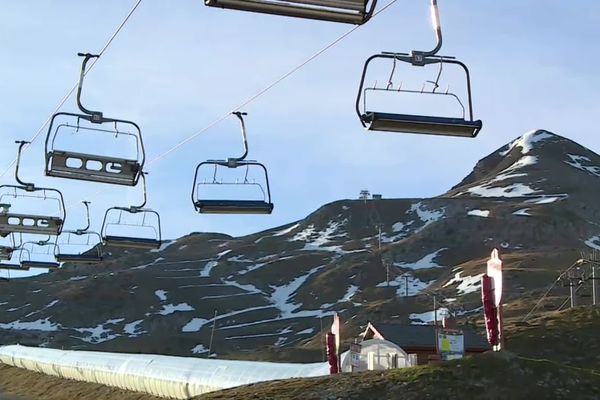 La station de la Pierre Saint-Martin a dû annoncer la fermeture de ses remontées mécaniques le 23 décembre 2022 faute de neige.