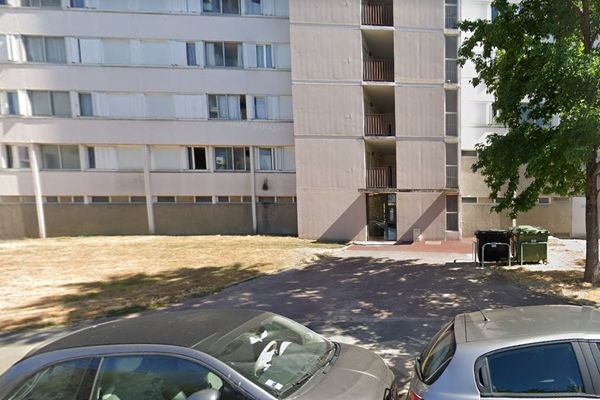 L'immeuble de quatre étages du quartier du Grand Parc à Bordeaux incendié ce 30 octobre est voué à la destruction.