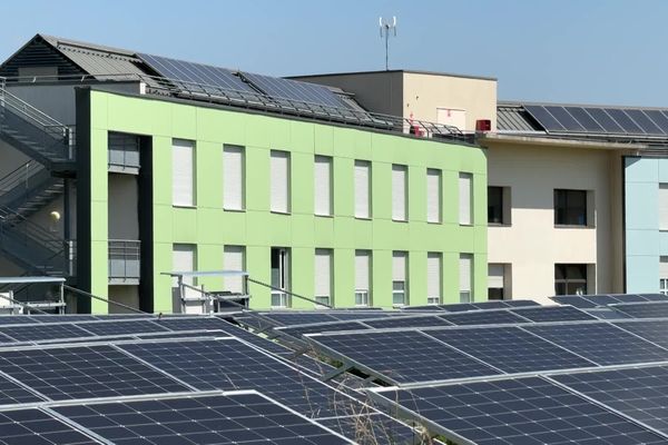 La clinique orthopédique Dracy-le-Fort est désormais alimentée en électricité à 20 % par des panneaux photovoltaïques.