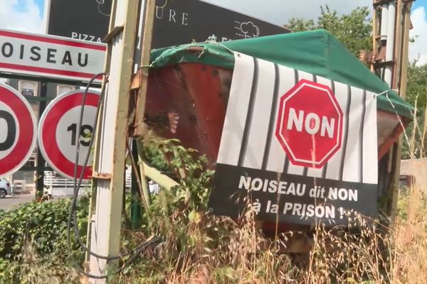 Dans la ville de Noiseau, l'opposition au projet de prison est visible dès l'entrée de la commune