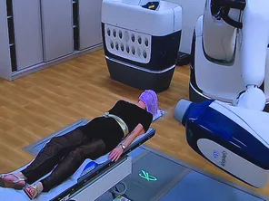 Une séance de "cyberknife" est indolore et non-invasive, le patient n'a qu'à rester allongé sur la table robotisée d'examen.