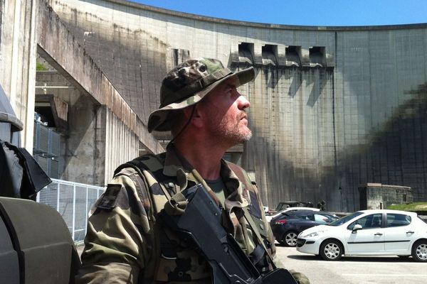 Les militaires de la 7e Brigade Blindée en exercice au barrage de Vouglans, dans le Jura - mai 2014.