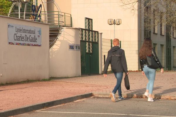 Suivre des cours à distance, des classes en demi-groupes... les mesures annoncées par Jean-Michel Blanquer sont plutôt bien accueillies par les lycéens, ici à Dijon. 