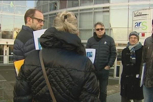 Rassemblement des médecins grévistes devant l'ARS à Besançon