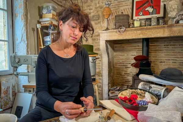 Isabelle Gauthier, chapelière-modiste dans son atelier à Buxy