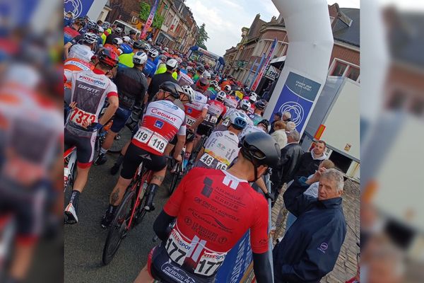 Lors de la dernière étape des Routes de l’Oise, ce lundi 20 mai, un coureur de l’équipe AC Bellaingeoise, suspecté par l’organisateur de dopage mécanique, a pris la fuite, en renversant le directeur de la course.