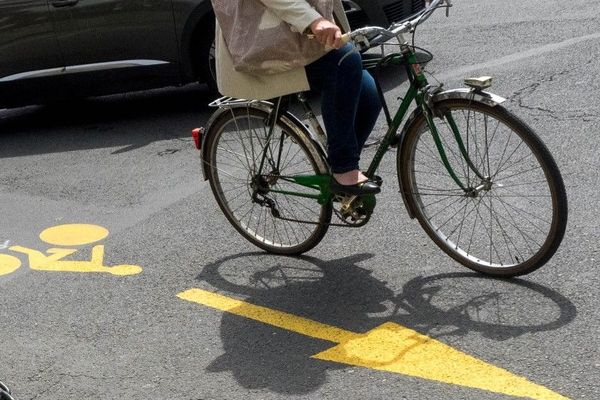 Une piste cyclable temporaire sur le Pont de Neuilly, en vue du déconfinement (illustration).