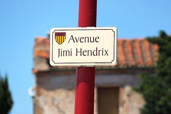 Passa (Pyrénées-Orientales) - la plaque signalant l'avenue Jimi Hendrix - juin 2015.