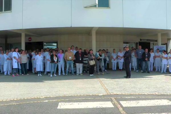 Une minute de silence a été respectée devant le CHU de Limoges à midi ce mercredi 24 mai.