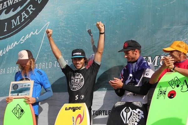 Le landais Pierre-Louis Costes sur le podium du Gopro pipe Challenge Hawaii