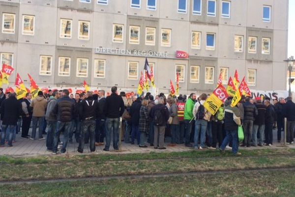 Les syndicats de cheminots dénoncent des conditions de travail qui se dégradent, la suppréssion de certaines lignes, et de certains centres. Montpellier- le 13 décembre 2016